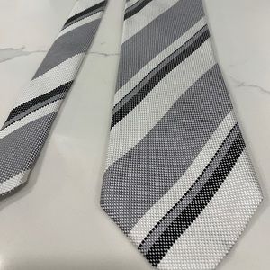 💯 Authentic Tom Ford men’s tie 🔥